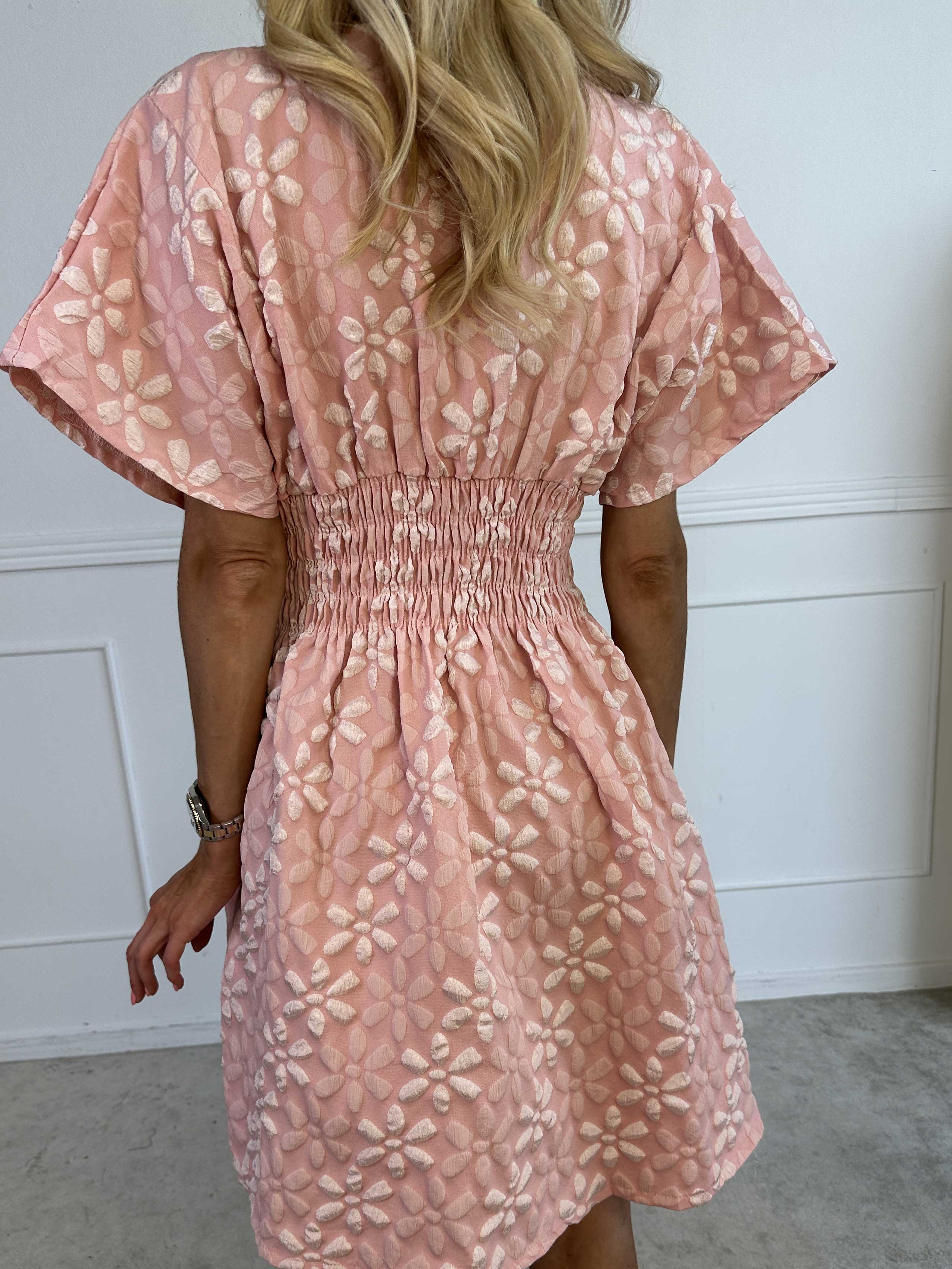 Pams Bloom Short - Feminin kjole med blomstermotiver